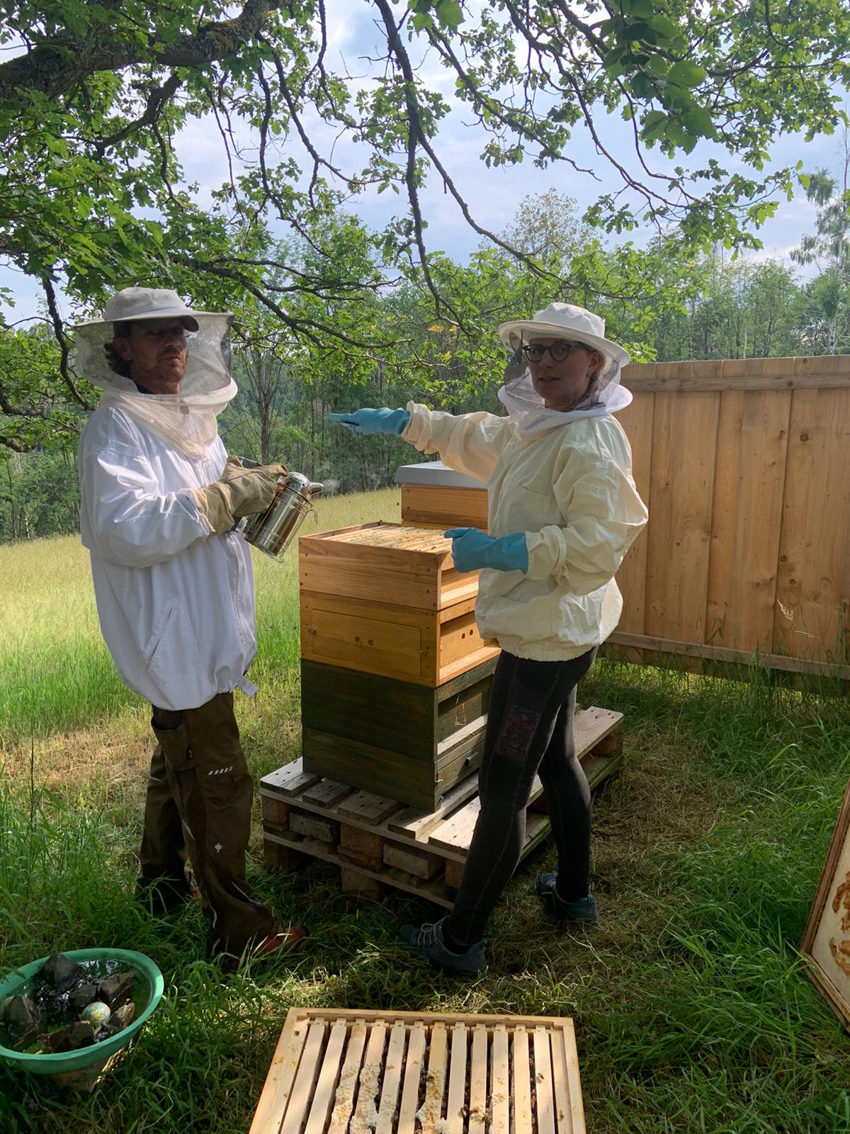 Anna und Ray an den Bienenst&ouml;cken