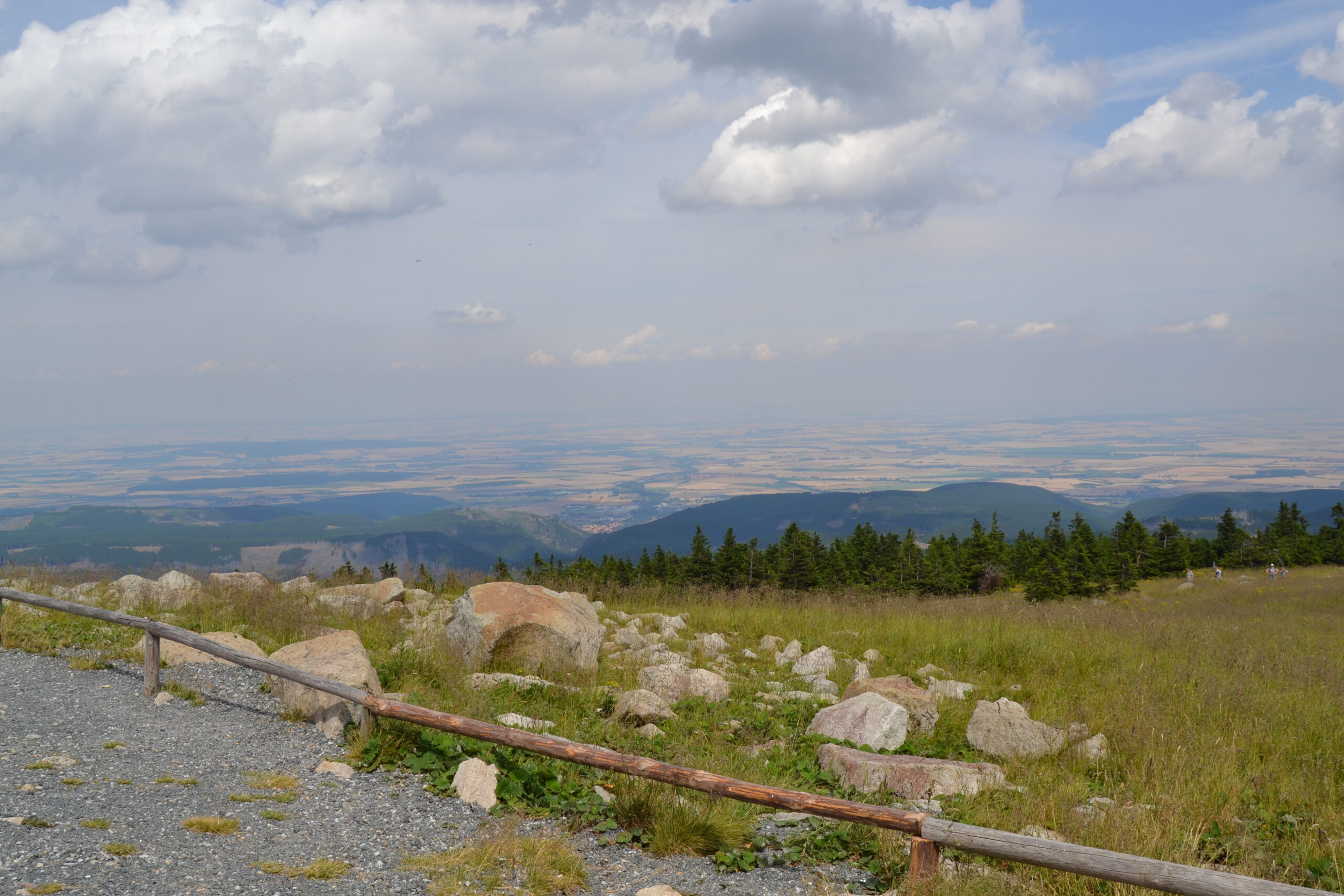 Weite Aussicht vom Brocken über die bewaldeten Höhenzüge des Harzes